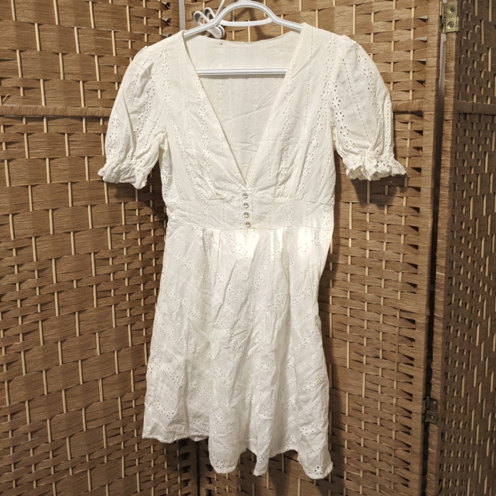 🌺Moving Sale!🪴 White v-neck summer dress